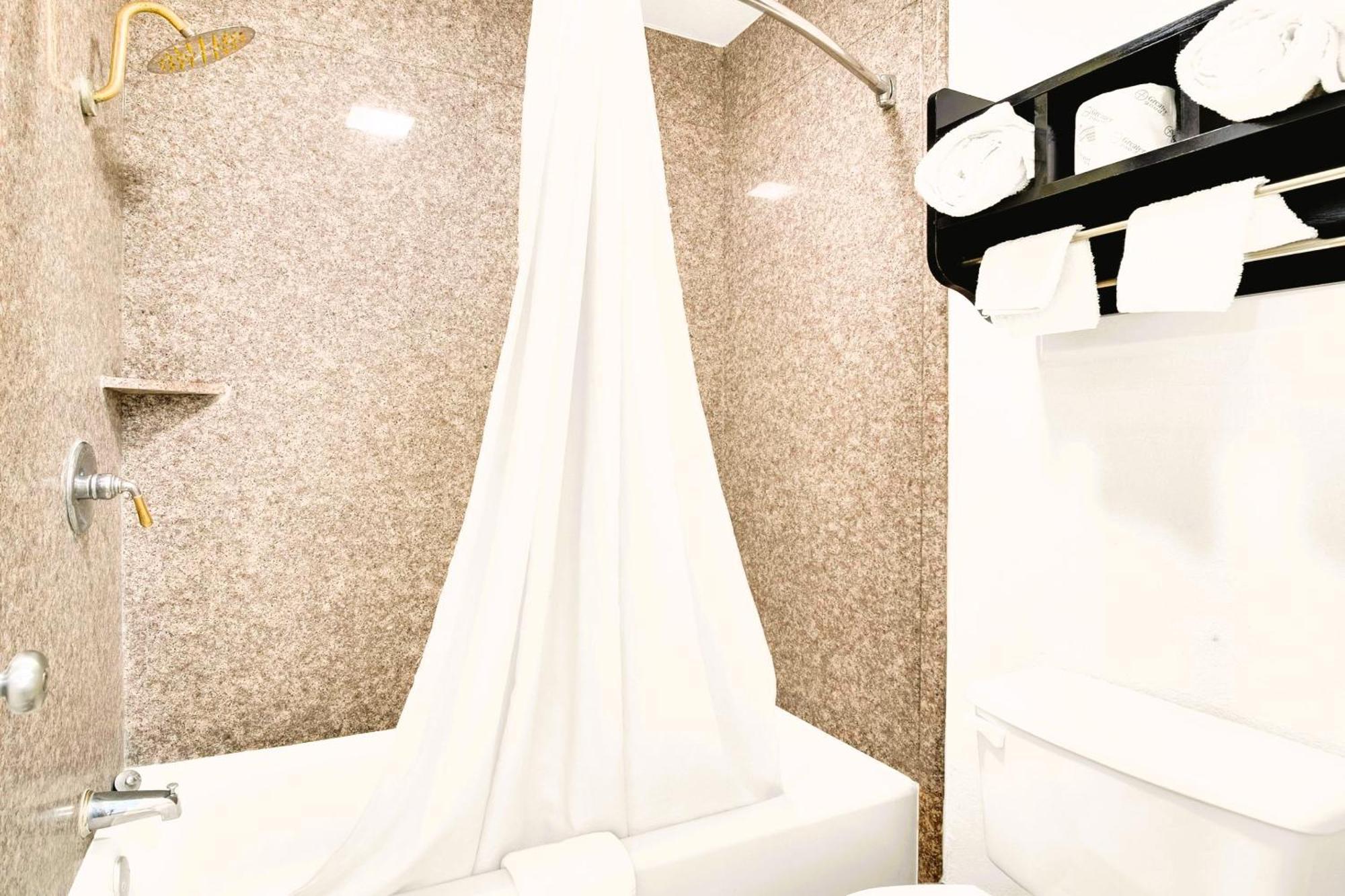 Three Rivers Executive Inn & Suites By Oyo المظهر الخارجي الصورة