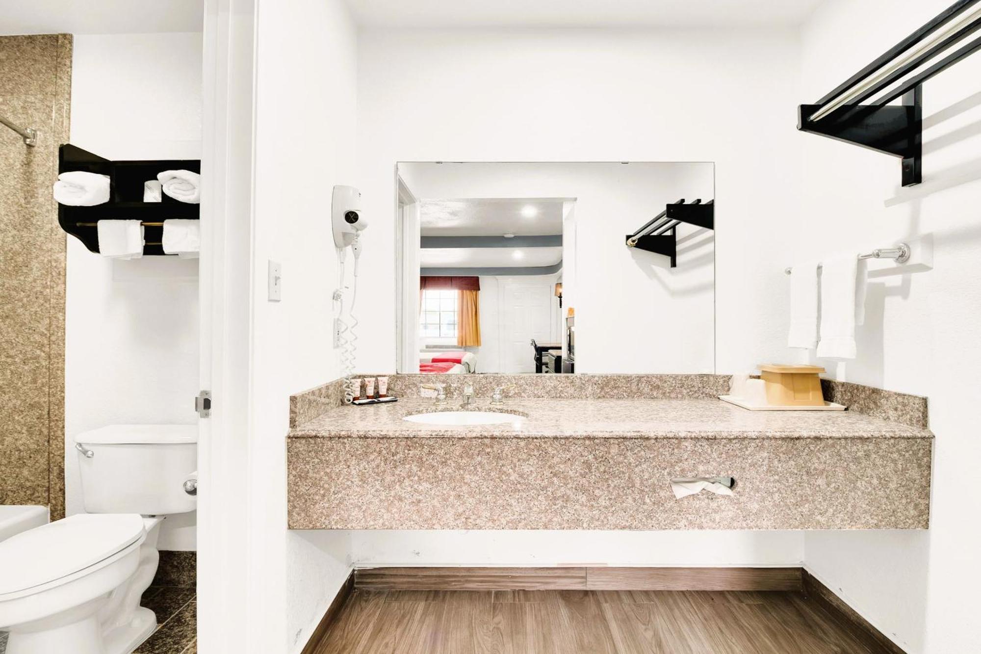 Three Rivers Executive Inn & Suites By Oyo المظهر الخارجي الصورة